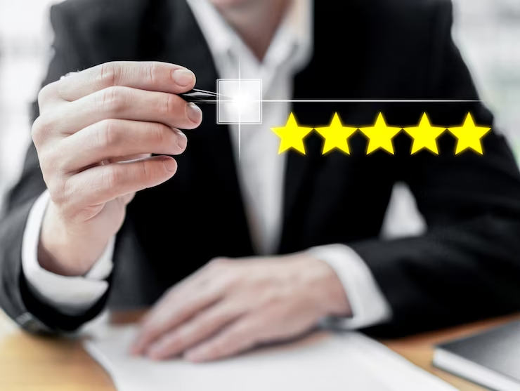 Empresário avalia a excelência do serviço com um clique de avaliação de 5 estrelas.
