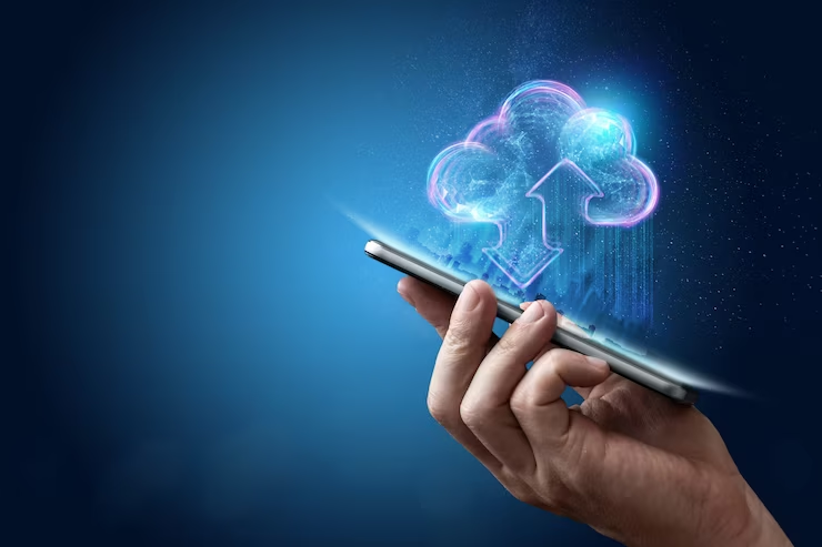 Uma mão segurando um smartphone do qual emerge uma nuvem brilhante com uma seta apontando para cima, representando inovações tecnológicas em atendimento ao cliente.
