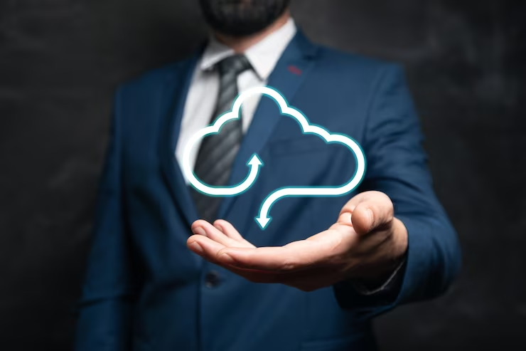 Um empresário apresentando uma nuvem com setas de ciclo, indicando a circularidade e integração de serviços de atendimento ao cliente oferecidos por tecnologias baseadas em nuvem.
