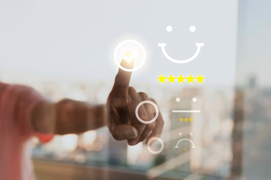 Tocar com o dedo em uma interface digital com um ícone Click brilhante e uma classificação de cinco estrelas, indicando satisfação e feedback do cliente.
