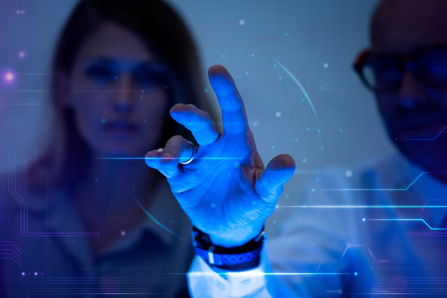 Imagem mostra uma pessoa tocando uma tela transparente com gráficos digitais 