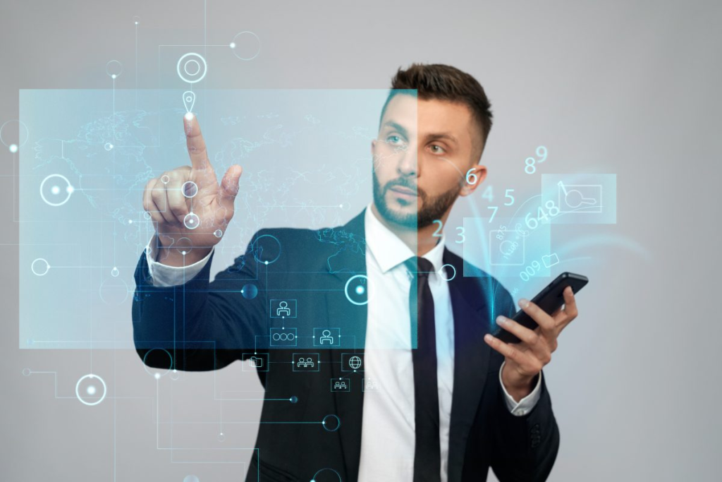 Um homem de negócios interage com uma interface digital futurista enquanto segura um smartphone, representando o dinamismo da era digital e como os negócios estão cada vez mais interligados com a tecnologia e a análise de dados.