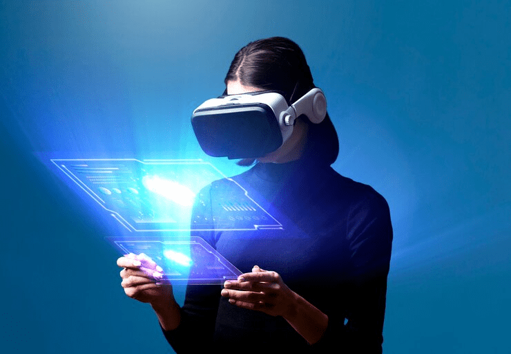Profissional explorando realidade virtual com gráficos holográficos reflete o envolvimento imersivo proporcionado por estratégias omnichannel.



