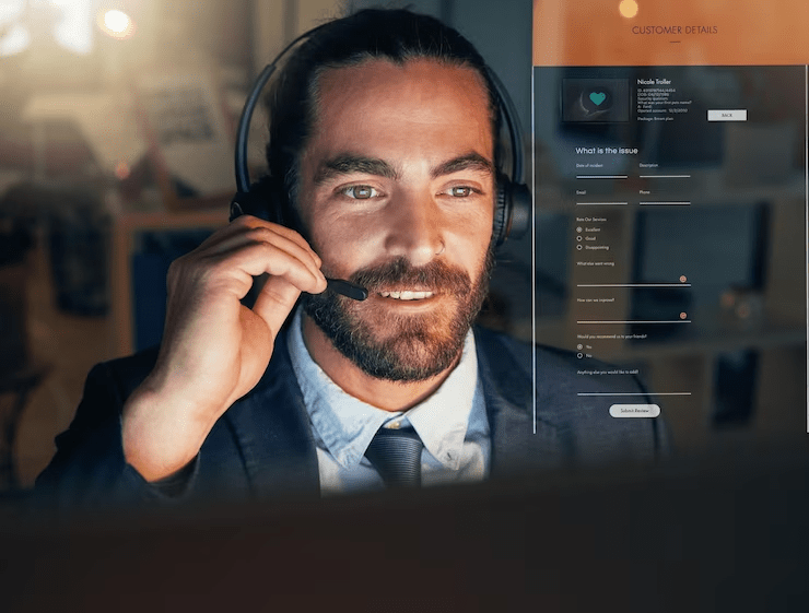 Profissional de negócios com headset trabalhando em frente a um monitor com interface de atendimento ao cliente, representando atendimento eficiente ao consumidor.


