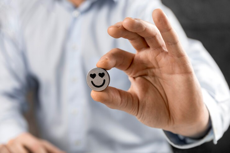 Profissional de atendimento ao cliente exibindo um ícone de smiley face, simbolizando a satisfação do cliente alcançada através de um software de call center virtual eficiente.
