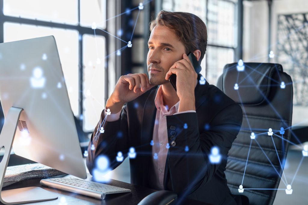 Executivo de negócios conectando-se globalmente através de tecnologia PABX em um escritório moderno.