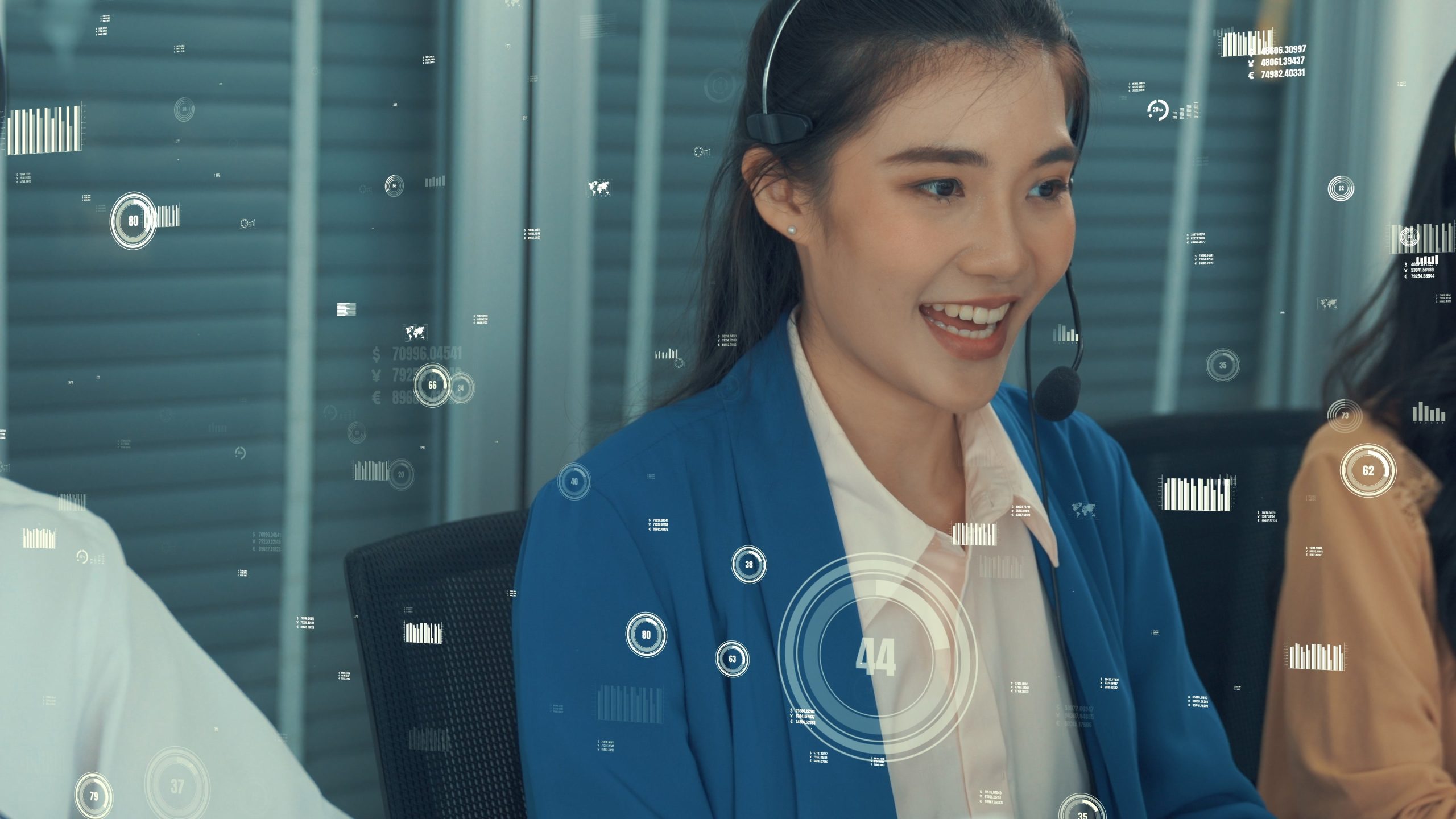 Uma mulher sorridente, vestindo um blazer azul e um fone de ouvido com microfone, está em um ambiente de escritório. Parece haver elementos gráficos digitais sobrepostos à imagem, sugerindo análise de dados ou uma interface de software de atendimento ao cliente.
