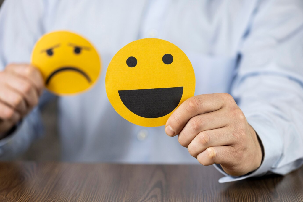 Cliente feliz demonstrando satisfação com dois emoticons, enfatizando a importância do feedback positivo no atendimento ao cliente.