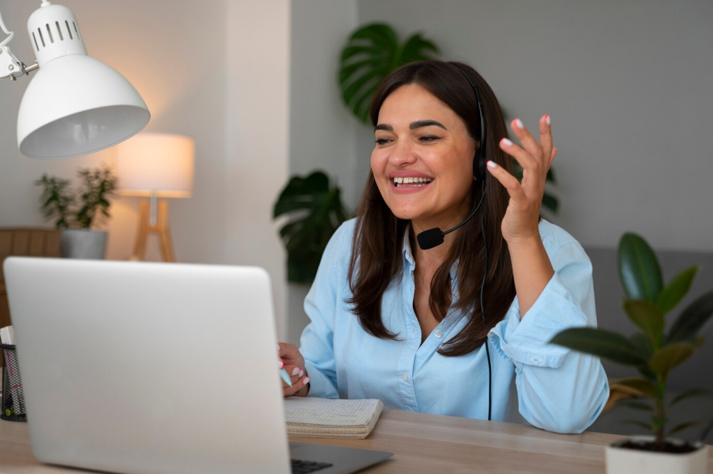 Profissional de telemarketing feliz usando PABX para atender clientes de casa.