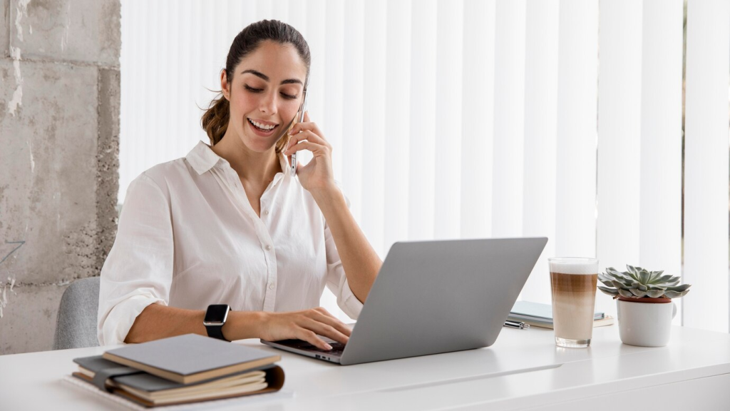 Uma secretária virtual concentrada, usando um laptop e headset, trabalha remotamente de um escritório em casa, personificando profissionalismo e atenção ao cliente.
