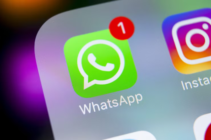 Close no ícone do WhatsApp em uma tela de smartphone, ilustrando a popularidade e a centralidade do aplicativo em comunicações diárias.