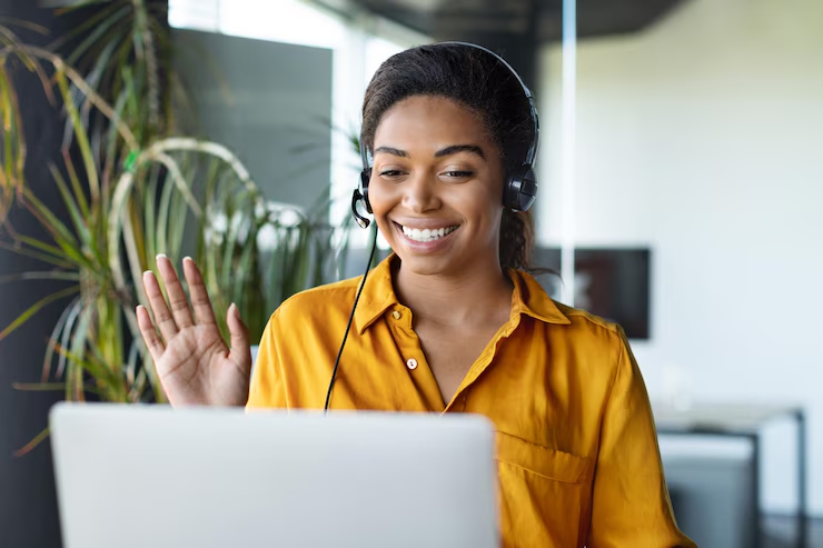 Mulher em ambiente casual usando smartphone, representando comunicação móvel moderna, ideal para campanhas de marketing digital no WhatsApp.