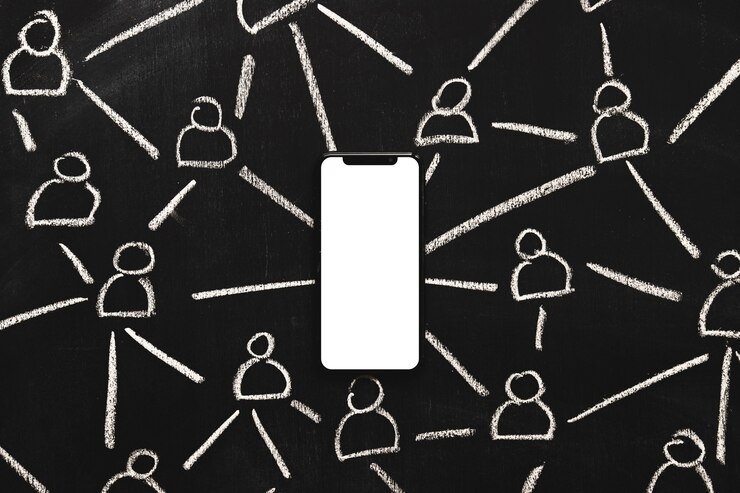 Ilustração em giz de várias figuras humanas conectadas por linhas com um smartphone central no quadro negro, representando redes sociais ou comunicação em rede.