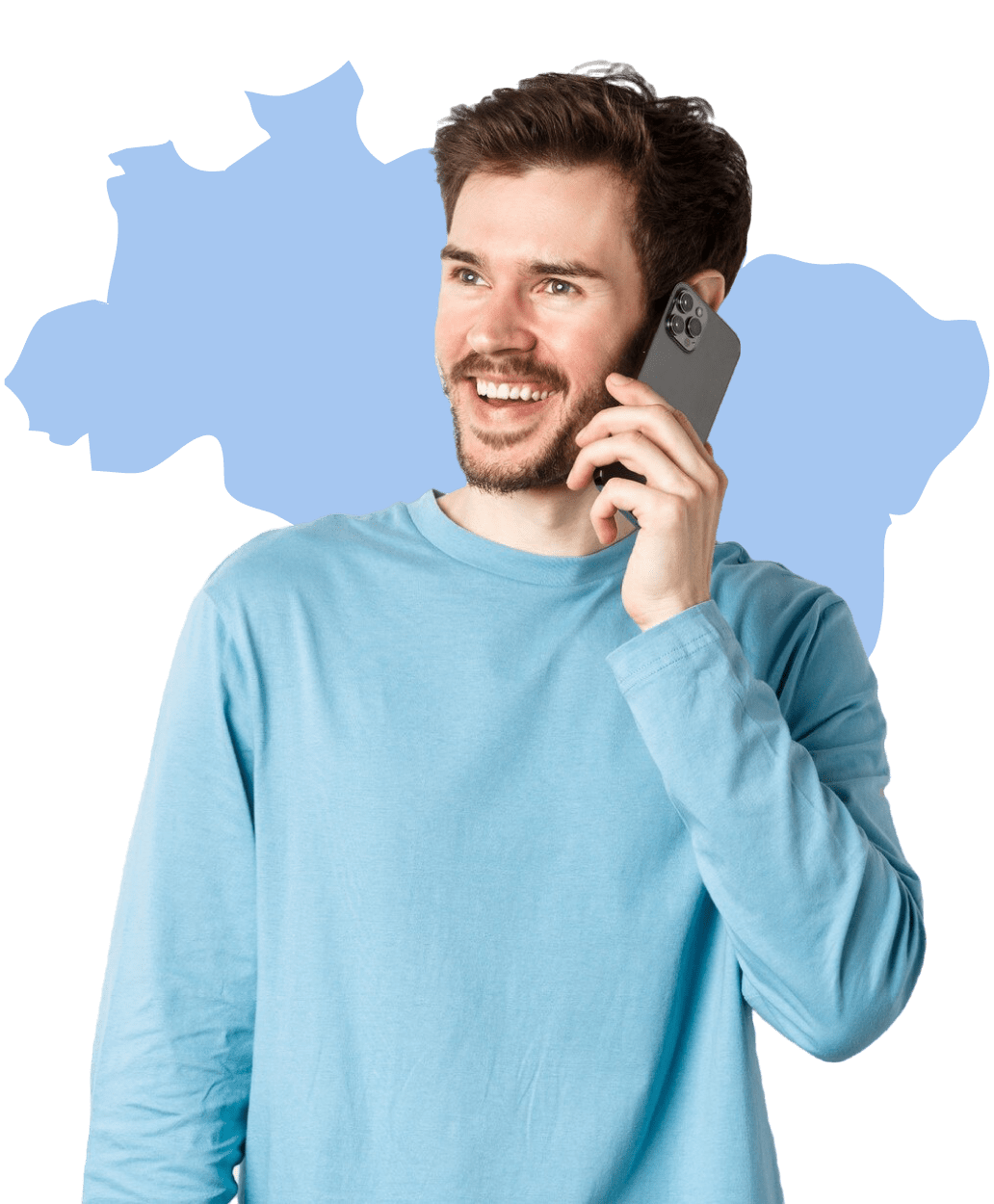 Homem sorridente usando um celular, vestindo uma blusa azul clara, com um mapa do Brasil em tom azul claro ao fundo.
