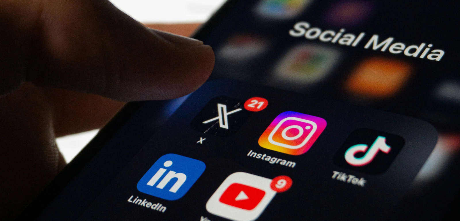 Tela de smartphone com aplicativos de redes sociais como Instagram, TikTok, LinkedIn e YouTube, simbolizando o uso de canais digitais no SAC 2.0