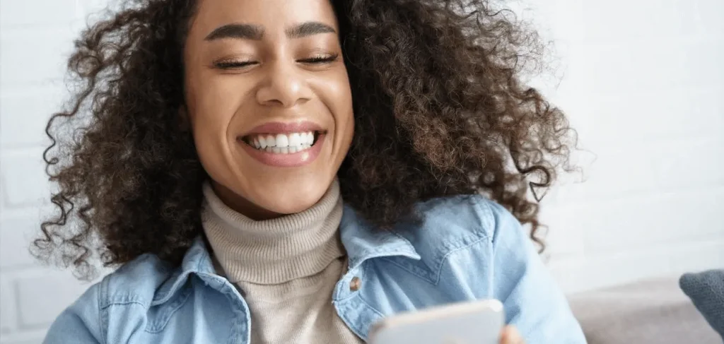 Cliente feliz após um atendimento de qualidade pelo celular