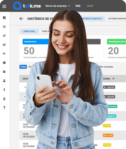 Pessoa utilizando smartphone com print da plataforma omnichannel tallk.me