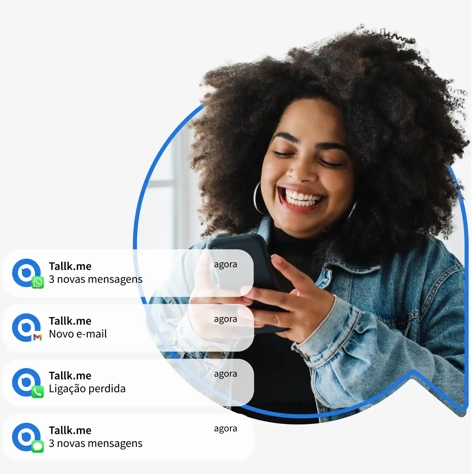 Mulher sorrindo olhando o celular com notificações do Talk.me