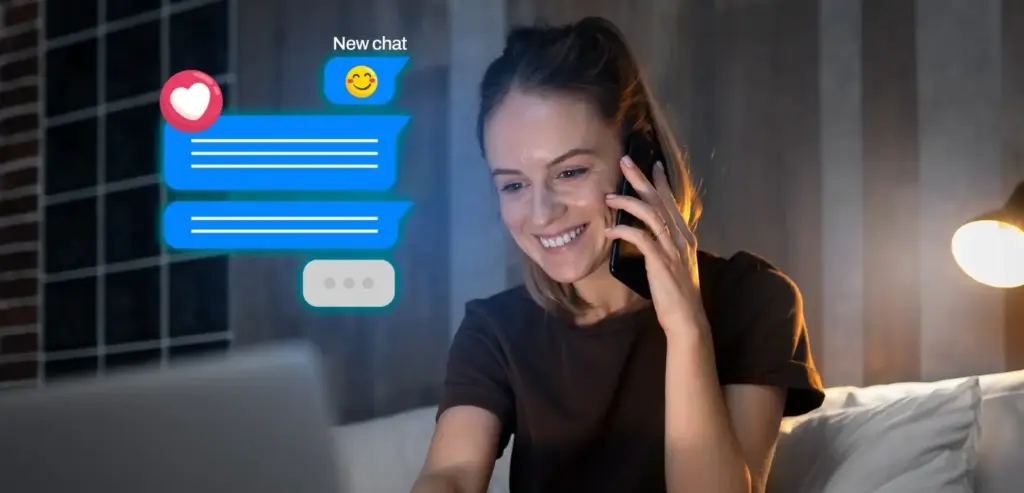 Mulher sorrindo enquanto usa o celular em conversa automatizada com chatbot inteligente