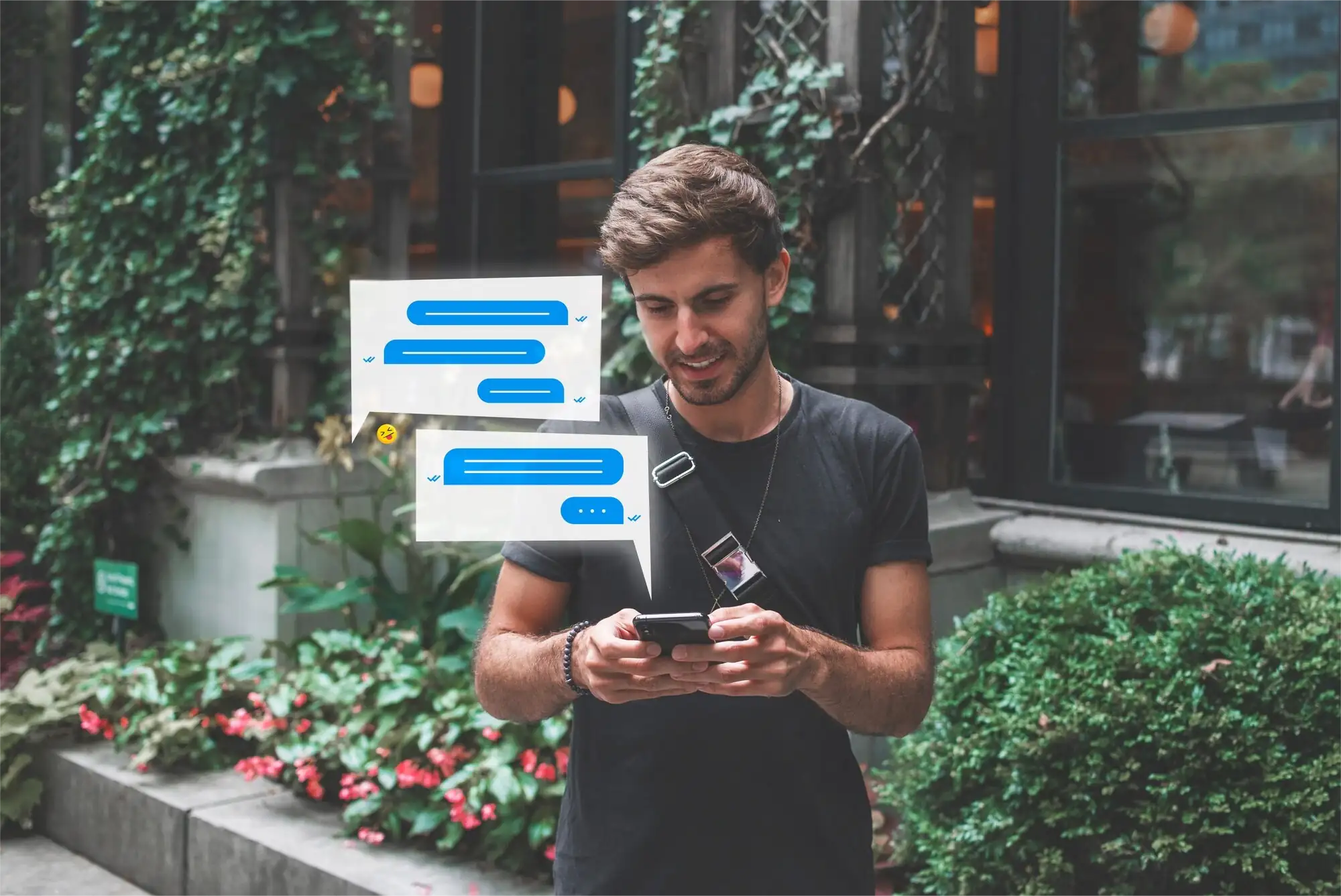 Homem olhando para o celular em conversa automatizada com chatbot inteligente