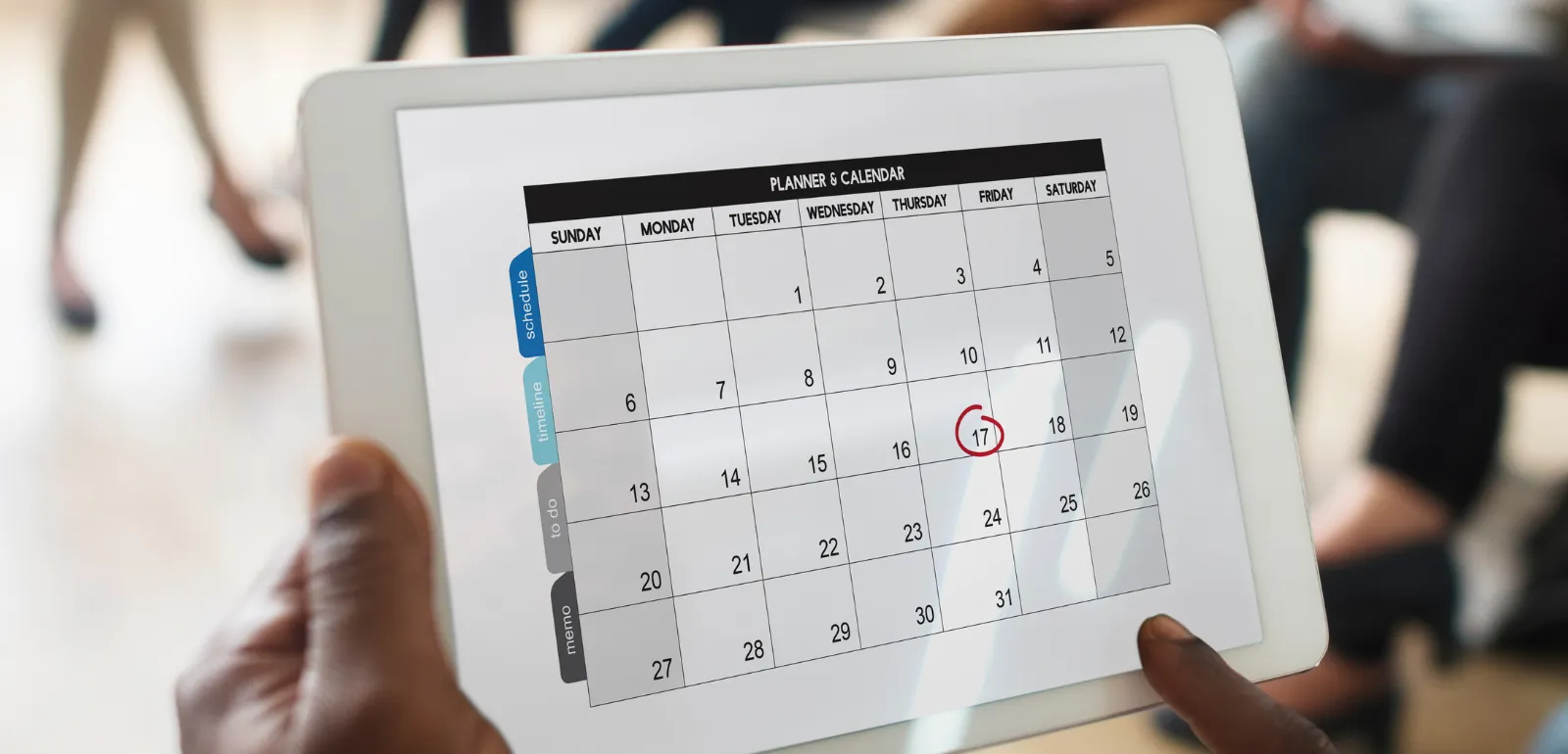 Calendário digital exibido em tablet com datas comerciais 2026 destacadas para planejamento de campanhas e ações de marketing