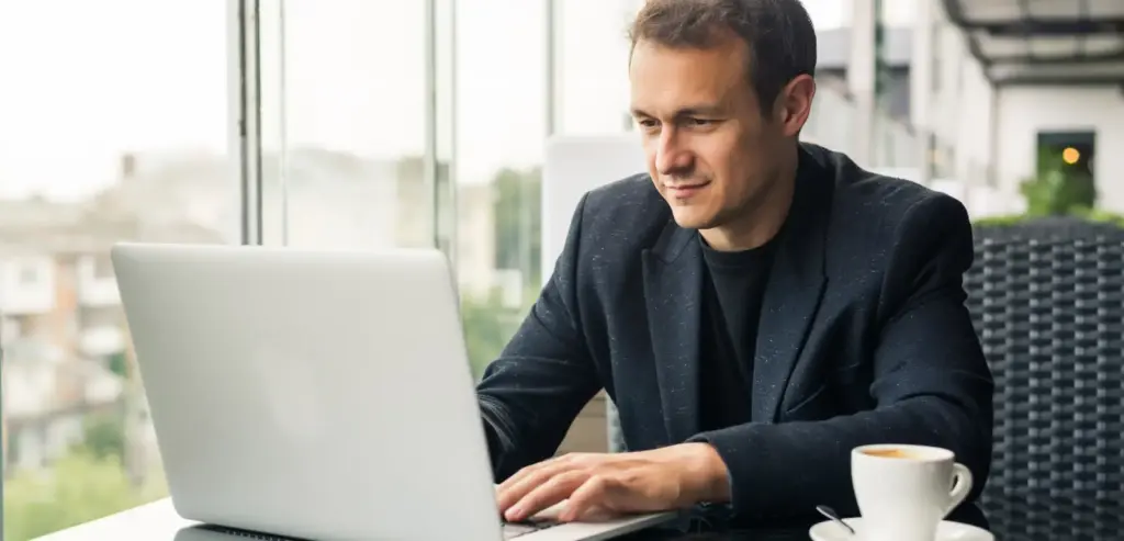 Homem usando notebook para fazer o cadastro de número 0800 da empresa