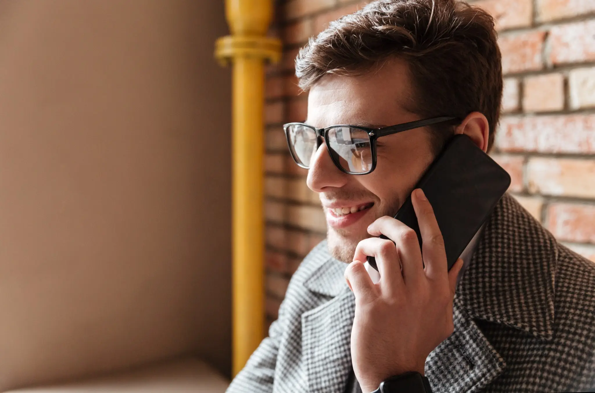 homem em ligação telefônica representando atendimento por voz com voicebot e IA para empresas