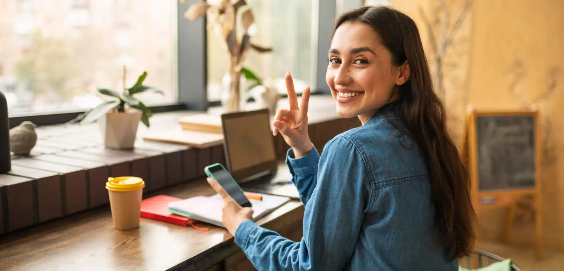 Mulher usando o celular em ambiente de trabalho representando como a IA no atendimento ao cliente reduz custos