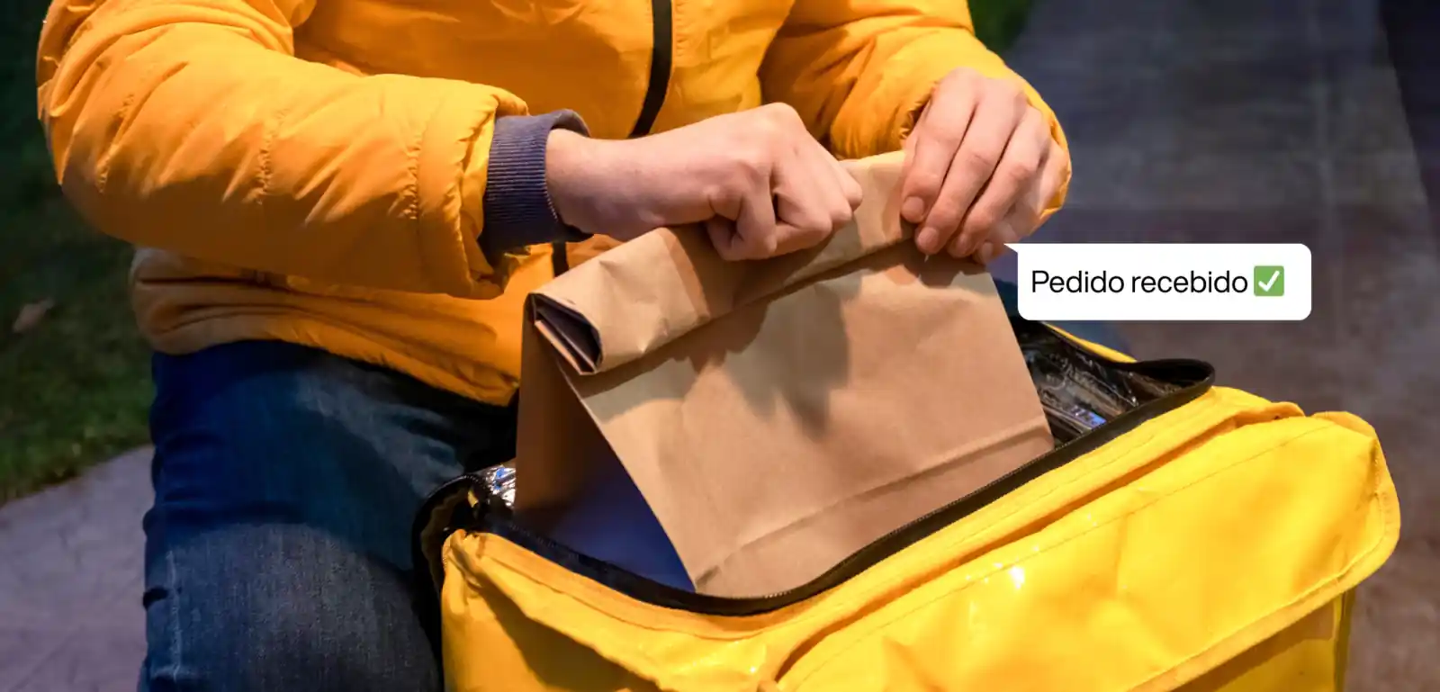 Entregador colocando pedido de delivery na bolsa térmica com mensagem “pedido recebido”, representando uso de chatbot para restaurantes